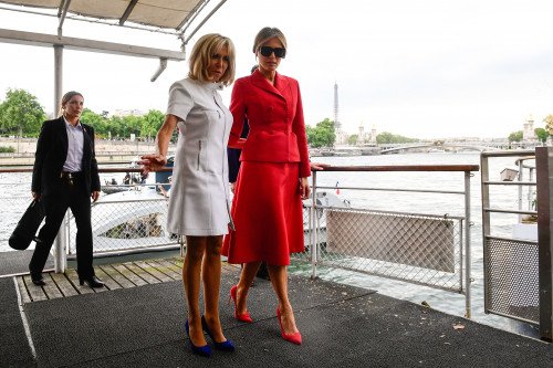 Мелания Трамп носит Dior в Париже; Givenchy начинает проектирование для кошек