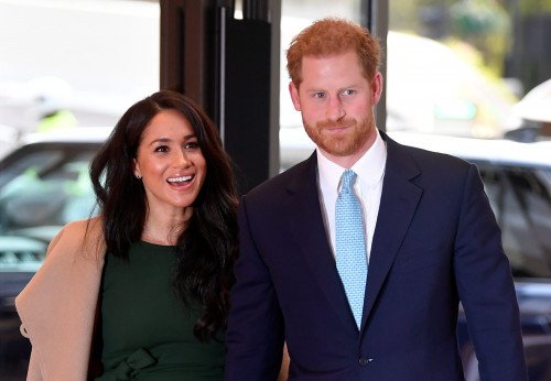 Принц Гарри и Меган используют группу Royal Family WhatsApp, чтобы поделиться фотографиями Лили